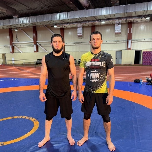 Ислам Махачев (слева) и Усман Нурмагомедов.