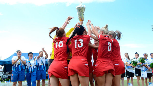 Белорусские спортсменки празднуют победу в турнире по хоккею на траве.