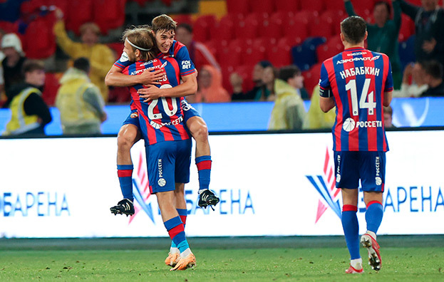 Михаил Рядно и Константин Кучаев празднуют гол.