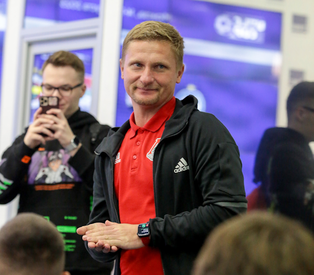 Главный тренер «Локомотива» — 2009 Дмитрий Чуенков.