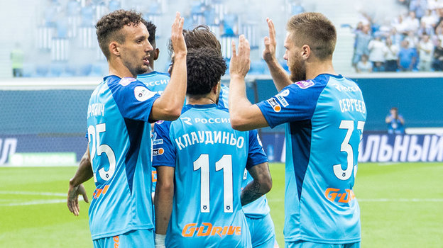 Страхиня Эракович и Иван Сергеев празднуют гол в ворота «Факела».