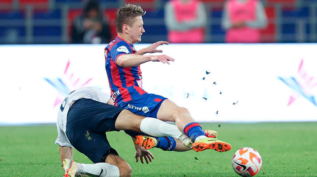 Максим Мухин (справа).