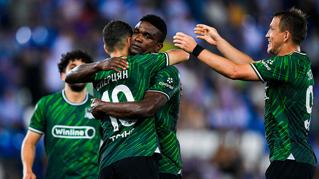 Джон Кордоба принимает поздравления.