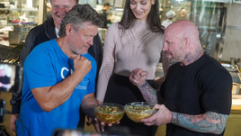 «Джефф — самый главный хвальбун!» Тактаров и Монсон приготовили окрошку и провели забавный стердаун перед боем