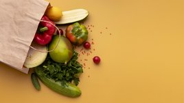 Бумажный пакет с полезными продуктами на ярком фоне