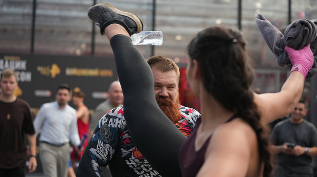 Екатерина Ковалева бьет по бутылке на голове Вячеслава Дацика. Екатерина Ковалева бьет по бутылке на голове Вячеслава Дацика