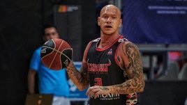 Баскетболист Спрыгин врезался в дерево и сбежал, бросив раненую пассажирку. Что ему грозит?