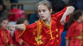 Молодая девушка практикует ушу