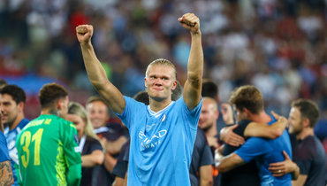 Эрлинг Холанн с партнерами по «Манчестер Сити» после матча за Суперкубок УЕФА.