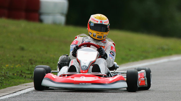 Льюис Хэмилтон за рулем карта.