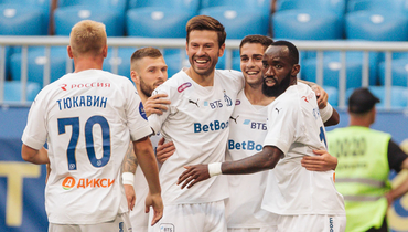 Игроки «Динамо» празднуют гол.