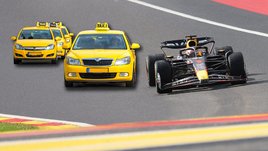 Машины такси и болид Макса Ферстаппена