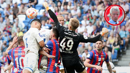 Борьба за мяч у ворот Владислава Торопа