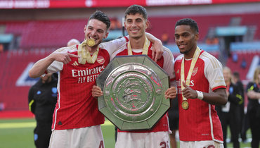 Игроки «Арсенала» после победы в Суперкубке Англии.