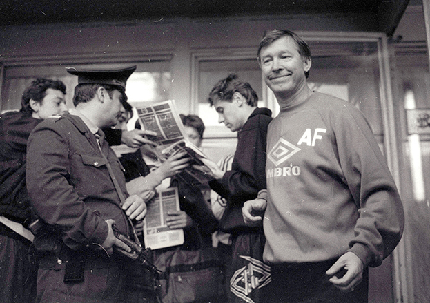 Сэр Алекс Фергюсон выходит на тренировке на стадионе им. Э. Стрельцова.