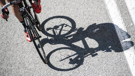 Велосипедист на дороге