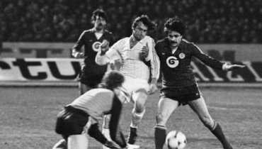 21 марта 1984 года. Тбилиси. «Спартак» — «Андерлехт» -1:0. Юрий Гаврилов угрожает воротам соперника Малхаз Датикашвили.