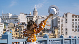 Молодая девушка позирует на фоне Стамбула