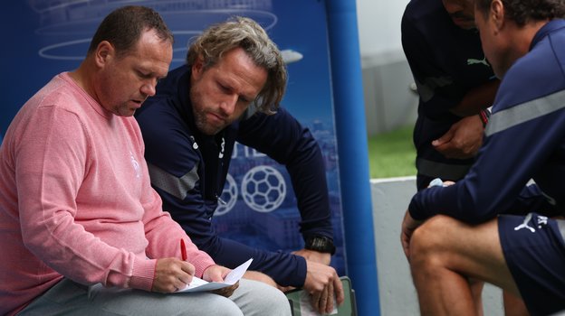 Марцел Личка со своим тренерским штабом.