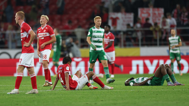 Футболисты «Спартака» после матча с «Ахматом». Футболисты «Спартака» после матча с «Ахматом»