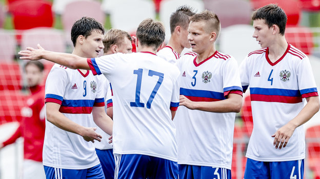 Футболисты юношеской сборной России.