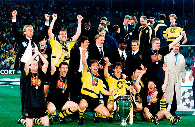 Владимир Бут (в центре, стоит) празднует вместе с командой победу в Лиге чемпионов. Владимир Бут (в центре, стоит) празднует вместе с командой победу в Лиге чемпионов.