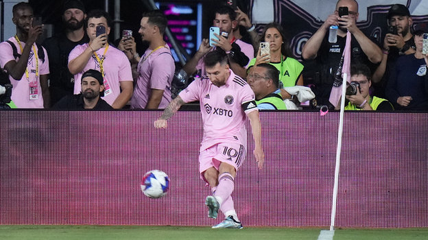 31 августа. Интер Майами — Нэшвилл. Лионель Месси подает угловой.