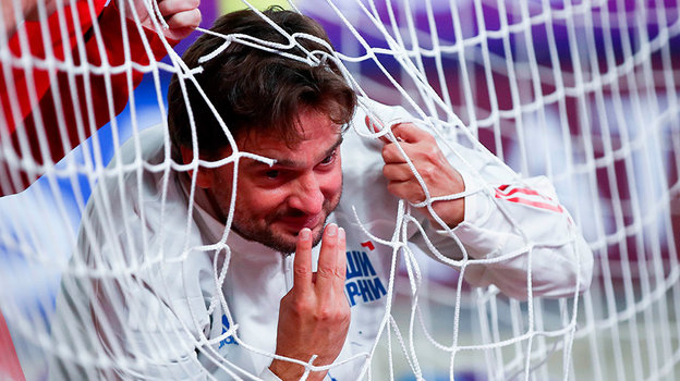 Михаил Лихачев показывает, сколько раз выигрывал чемпионат мира.