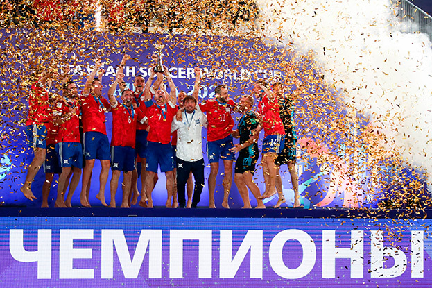 Сборная России празднует победу на ЧМ-2021.