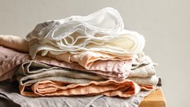 Стопка льняных салфеток на стуле