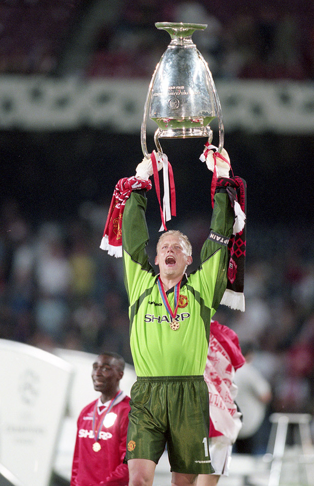 Петер Шмейхель с чемпионским кубком.