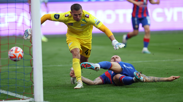 Футболист ЦСКА Антон Заболотный забивает гол.