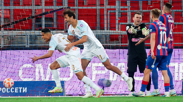 Дуглас Сантос и Александр Ерохин празднуют ответный гол.