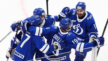 Игроки «Динамо» в матче со СКА.