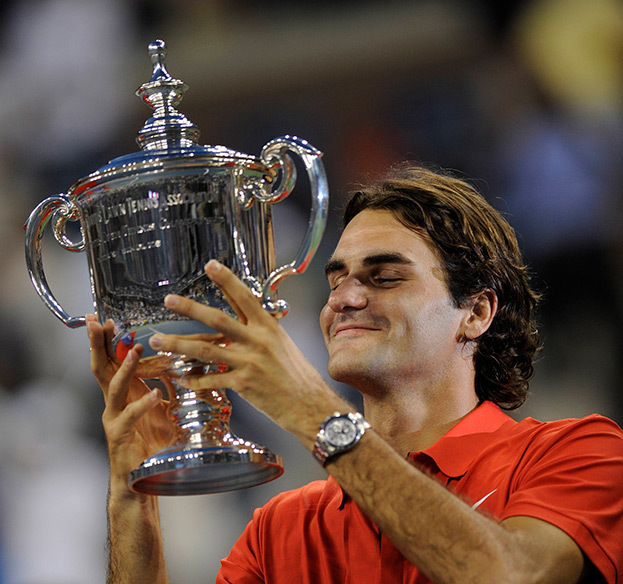 Роджер Федерер с кубком US Open в 2008 году.