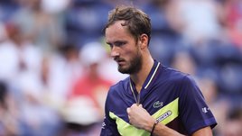 Есть русский четвертьфинал в США! Медведев с ингалятором прошел Де Минаура