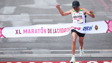 Бегун на финише марафона в Мехико.