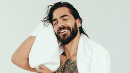 Мужчина вытирает бороду после душа