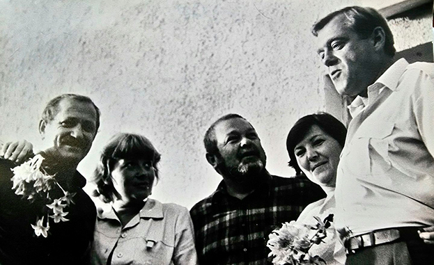 Оператор Борис Саксонов с женой, Юлиан Семенов и журналист Михаил Лещинский.