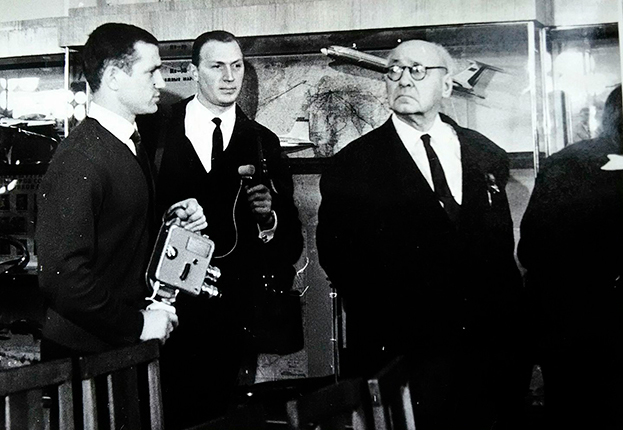 Борис Саксонов (с камерой) и академик Андрей Туполев.