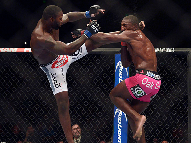 Джонсон потрясает хайкиком Фила Дэвиса.