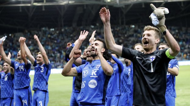 Игроки сборной Финляндии радуются победе на Казахстаном.