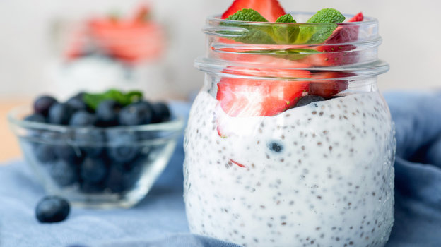 Семена чиа: в чем польза. Йогурт с семенами чиа и ягодами