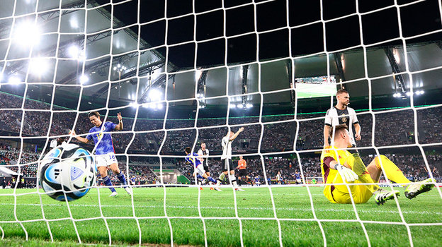 Германия пропускает гол от японцев.