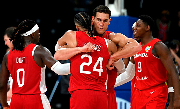 Баскетболисты сборной Канады празднуют победу.
