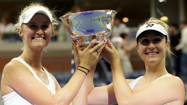 Габриэла Дабровски и Эрин Рутлифф в трофеем.