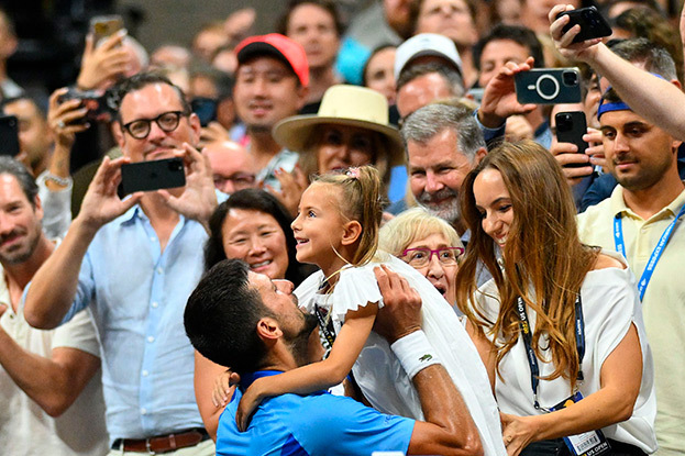 Новак Джокович празднует победу с семьей.