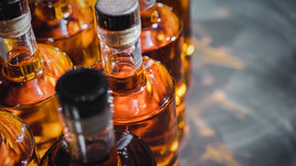 Бутылки крепких спиртных напитков.