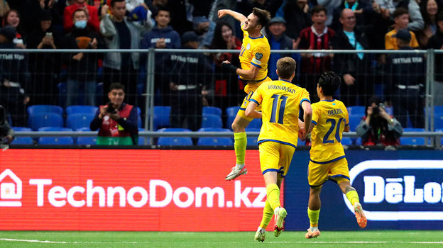 Максим Самородов празднует гол в ворота Северной Ирландии.