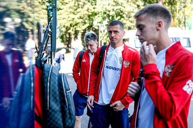 Александр Головин, Михаил Кержаков и Даниил Фомин во время перелета в Катар.